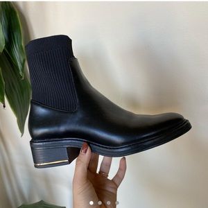 Zara black low heeled ankle boots

Never worn out - IN NEW CONDITION